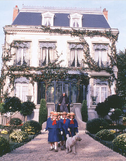 agirlnamedally:  In an old house in Paris that was covered in