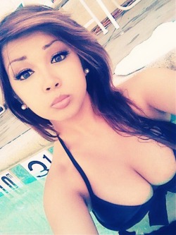 xkveezy:  Le pool earlier. I just liked the lighting I got out
