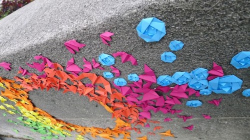 tacticalshoyu:  French artist Mademoiselle Maurice who creates stunning geometric figures on urban surfaces using rainbows of folded origami figures. via 