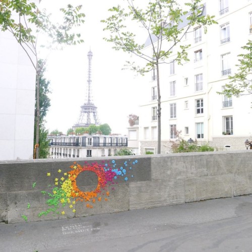 tacticalshoyu:  French artist Mademoiselle Maurice who creates stunning geometric figures on urban surfaces using rainbows of folded origami figures. via 