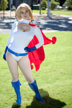 wanjavi:  Cosplay épico de Power Girl por Ardella. 