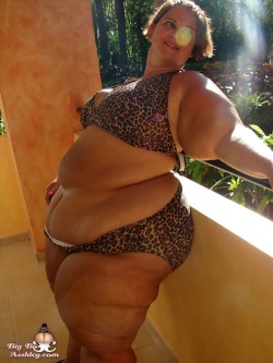 straightedgejuggalo:  Model: Asshley   Big tan leopard skin hottie…