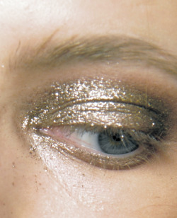 sfilate:  Daria Strokous backstage at Anna Sui S/S 2011