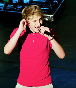 guydirectioners:  Niall throught the concert at NYC. [x] 