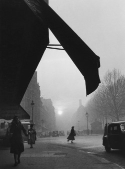 luzfosca:  Willy Ronis Carrefour Sèvres Babylone, Paris, 1948