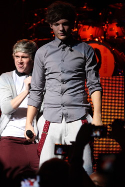  Louis and Niall at the Beacon in NYC 5/26/12 (x) LOL. 