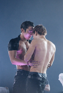 shiny-seoul:  EXCUSE ME I NEED A FEW MOMENTS ALONE WITH THIS