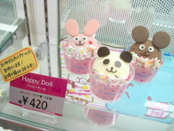 cherie-channel:  Japanese Baskin Robins is superior because bunny.