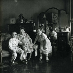 Diane Arbus – Russian midget friends in a living room on 100th