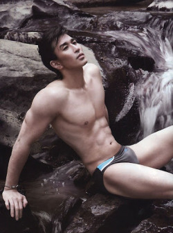 yumyumasianhunks:  Hunk cooling off in waterfalls 