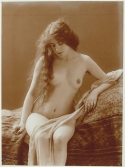 Jeune femme nue, assise, visage baissé : Charles Augustin Lhermitte