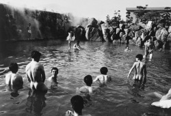 soakingspirit:  Hiromi Tsuchia:  People at open-air hot spring.