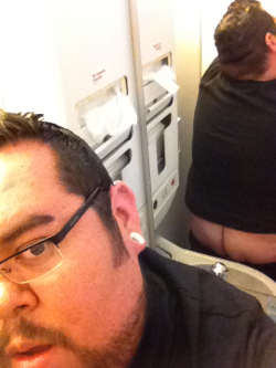 bigbumblog:   Chubs who show off their bums in airplane toilets