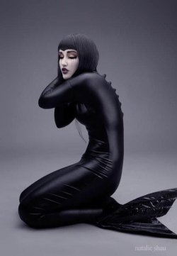 disgustinghuman:  I love how zentai suit zippers warp like that