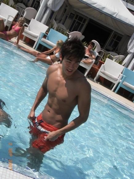 yumyumasianhunks:  An old pic of a Singapore Hunk! I wonder how he looks like now? (via Beelog)