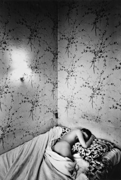 mrxdupontneuf:  © jeanloup sieff (1933-2000) // papier à fleurs, 1974 