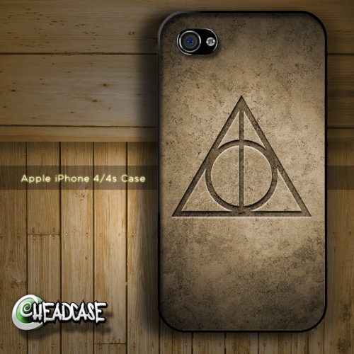 otlgaming:  iPHONE CASES FOR THE GEEKY AT <3  These iPhone/iPod Touch cases by Headcase Designz protect both your phone/Ipod and your reputation as most geeky. Check out their Etsy site for these designs and more. You may also like:Retro iPhone cases