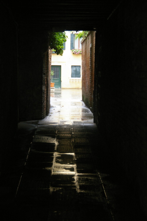 cheeruplove:  Alleyway in Venice 