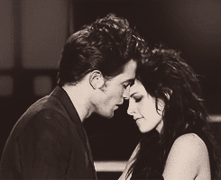 wannabebritish-blog-blog:  Rob and Kristen winning Best Kiss
