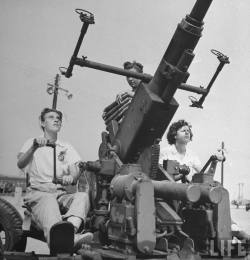 Women sighting a Bofor Anti-Aircraft gun at Aberdeen, 1942. Photo