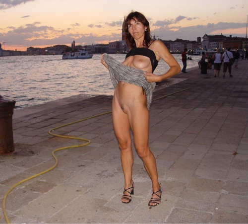 exposed-in-public:  On the waterfront for Flashing Friday from http://exposed-in-public.tumblr.com/ mydreamsandme:   Cooling down?   
