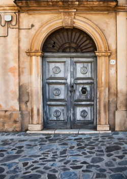 abriendo-puertas:  Lecce Arched Door. By Sharon Foster 
