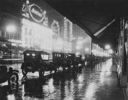 fuckyeahvintage-retro:  Rainy night in Los Angeles, 1920s 