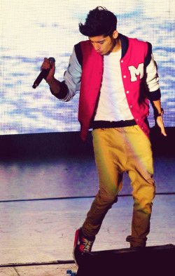 malikthrust-blog:  Zayn in Mexico concert. (x) 