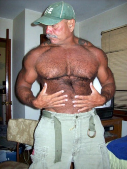 waveblue52:  Hairy Daddy nipples….. 