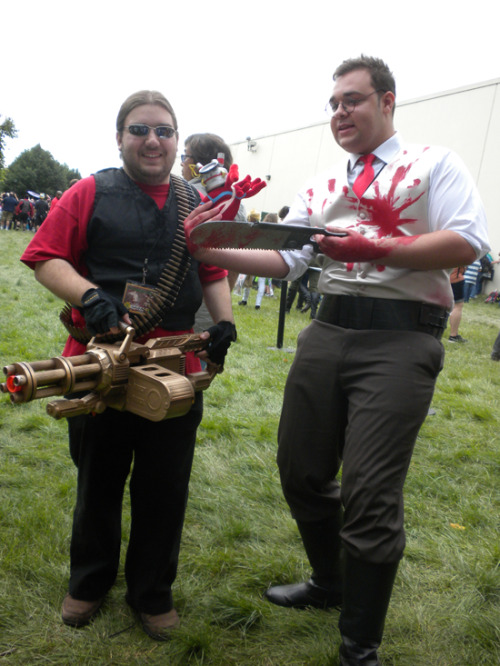 kynimdraws:  Extra TF2 photos  More Awesome from Anime Next! I fucking loved that throbbing heart the Meet!Medic had!