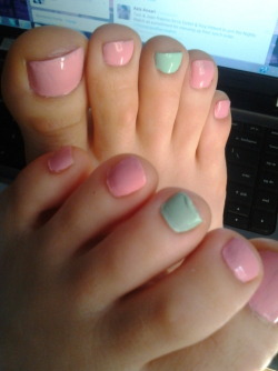 _- I LOVE FEMALE FEET -_