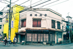 raisrise:  Old Building, Koenji by tokyofashion on Flickr. 