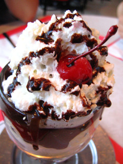 icecream-sundaes:  Like and/or reblog if you love ice-cream sundaes!!!!