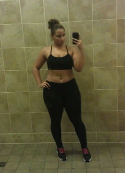 curvesincolor:  After a hard work out she takes this picture