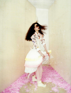 Lee Hyun Yi shot by Koo Bohn Chang for Vogue Korea May 2012