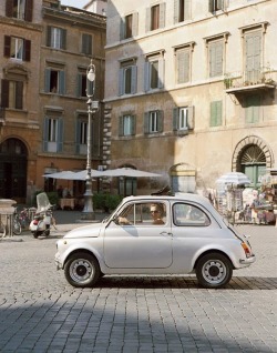 handa:  Cinque Cento alla piazza Romana