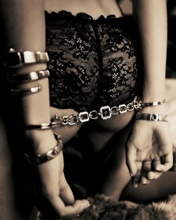 rjslk:  housewifeswag:  mmmmm.  Chains of passion….chained