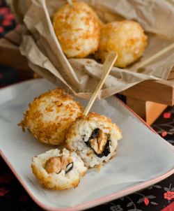 scorpieaux:  we-dish:  Chicken Teriyaki Sushi Balls  Omg interesting