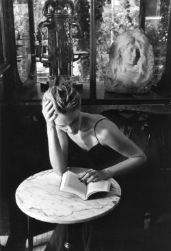 books0977:  A reader in the Caffè della Pace in Rome. Photograph