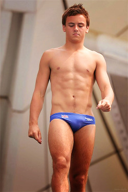 lonelyboyblue:  Have you noticed that @TomDaley1994 hangs to