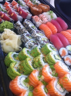 palace-of-life:  Someone bring me sushi.  Now.  Gotta love sushi!