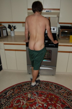 A buddy in my kitchen.  Cute butt, eh?