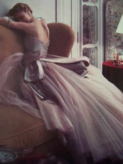 notordinaryfashion:     Vintage Christian Dior, 1952  