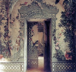 loquacious-lolita:  muirgilsdream:  Garden room: trellis door.