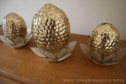 whatwouldkhaleesiwear:  homeofthrones:  DIY Golden Dragon Eggs