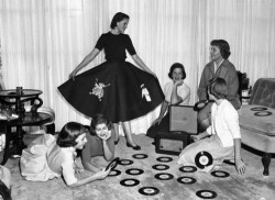 theniftyfifties:  A teenage record party, 1950s. 