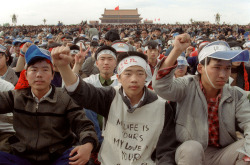 shihlun:  Student protestors and supporters at Tiananmen Square,