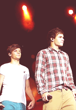louis-tomlinson-1direction-blog:  Liam and Louis being adorable