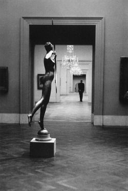 Metropolitan Museum of Art,1949. Photo by Elliot Erwitt.