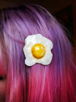 magicbuffet:  a better look at the egg hair clip i made had to